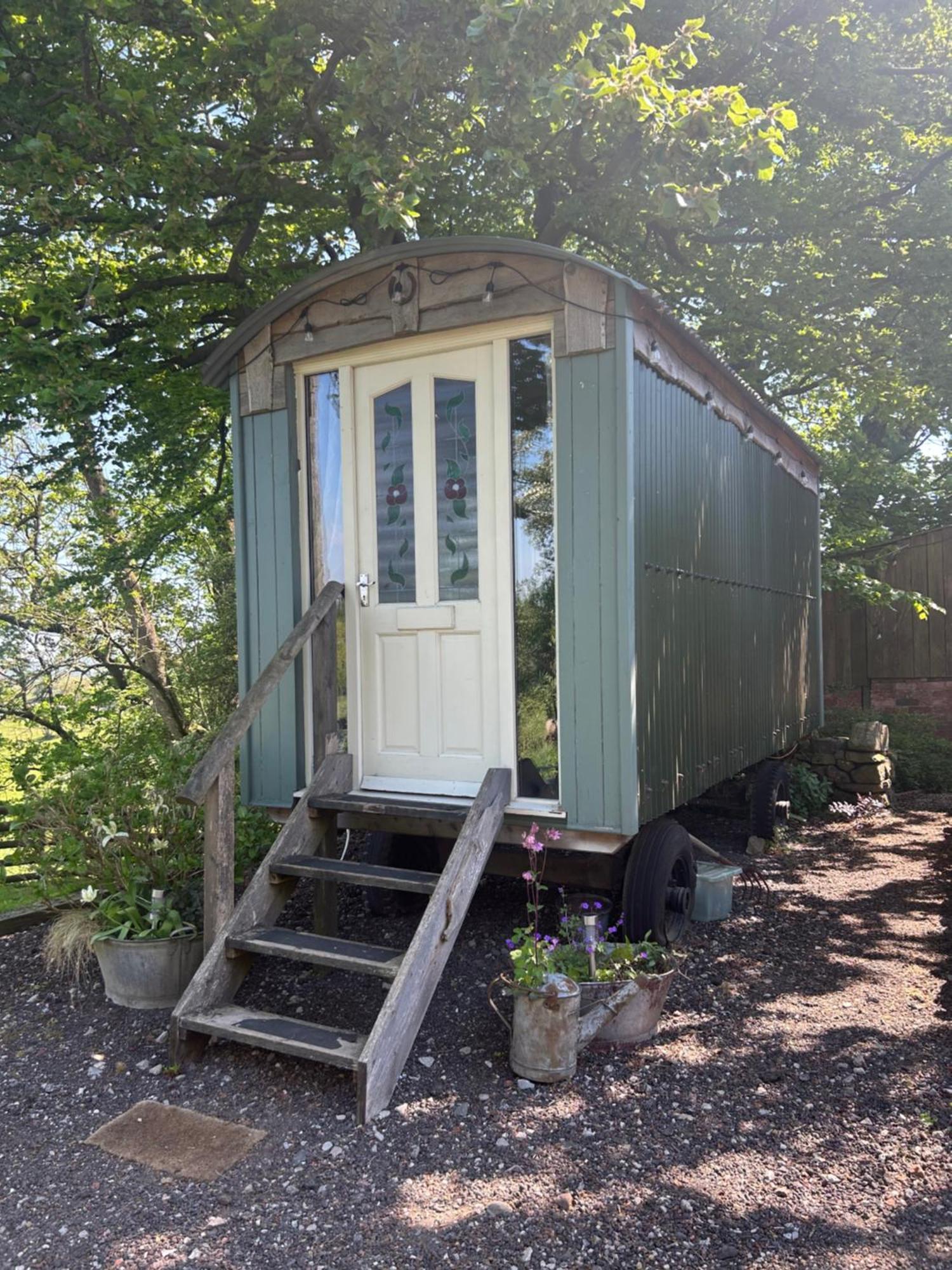 Rhodes To Serenity - Waterfall Shepherds Hut Cauldon Zewnętrze zdjęcie