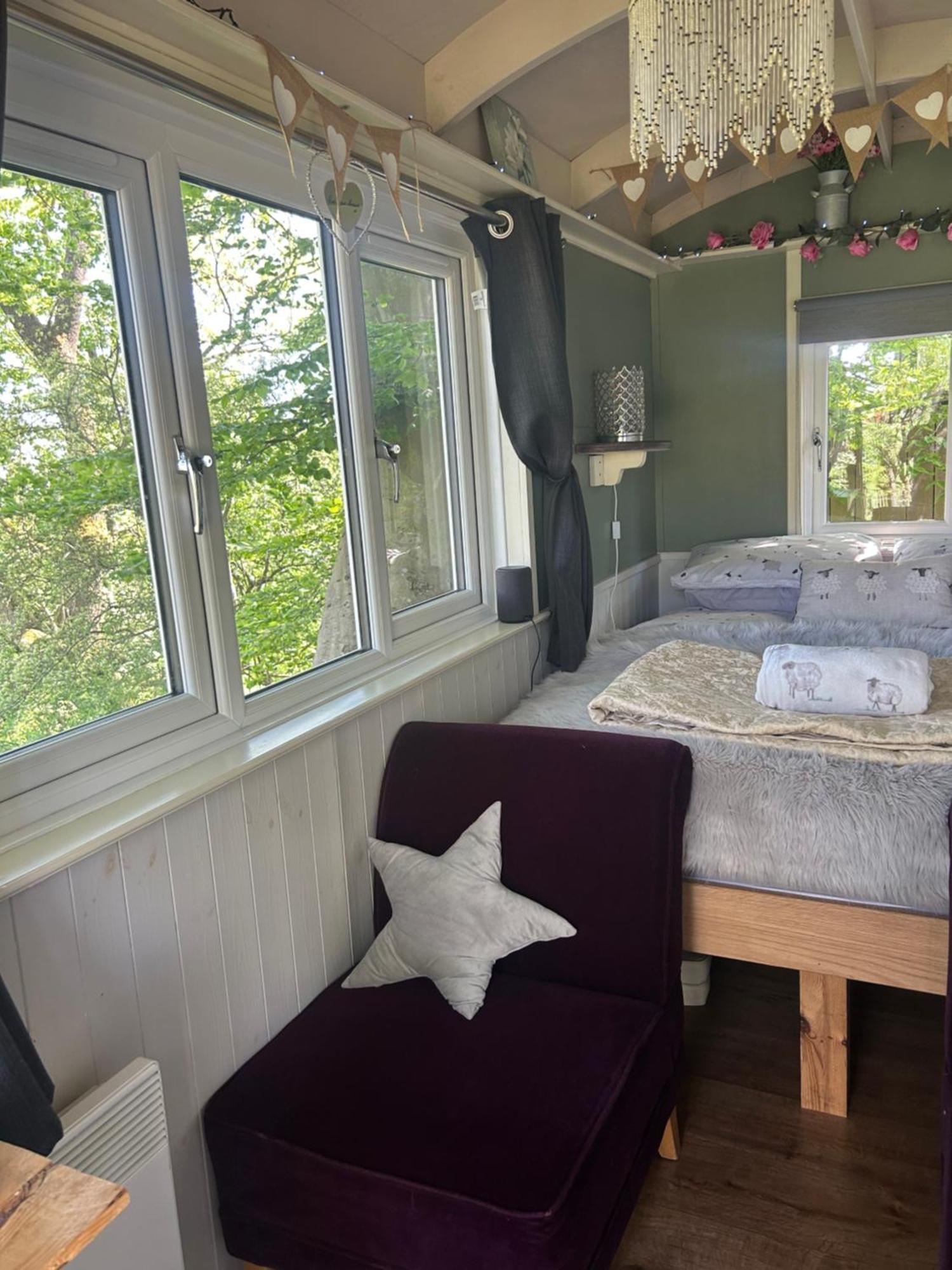 Rhodes To Serenity - Waterfall Shepherds Hut Cauldon Zewnętrze zdjęcie