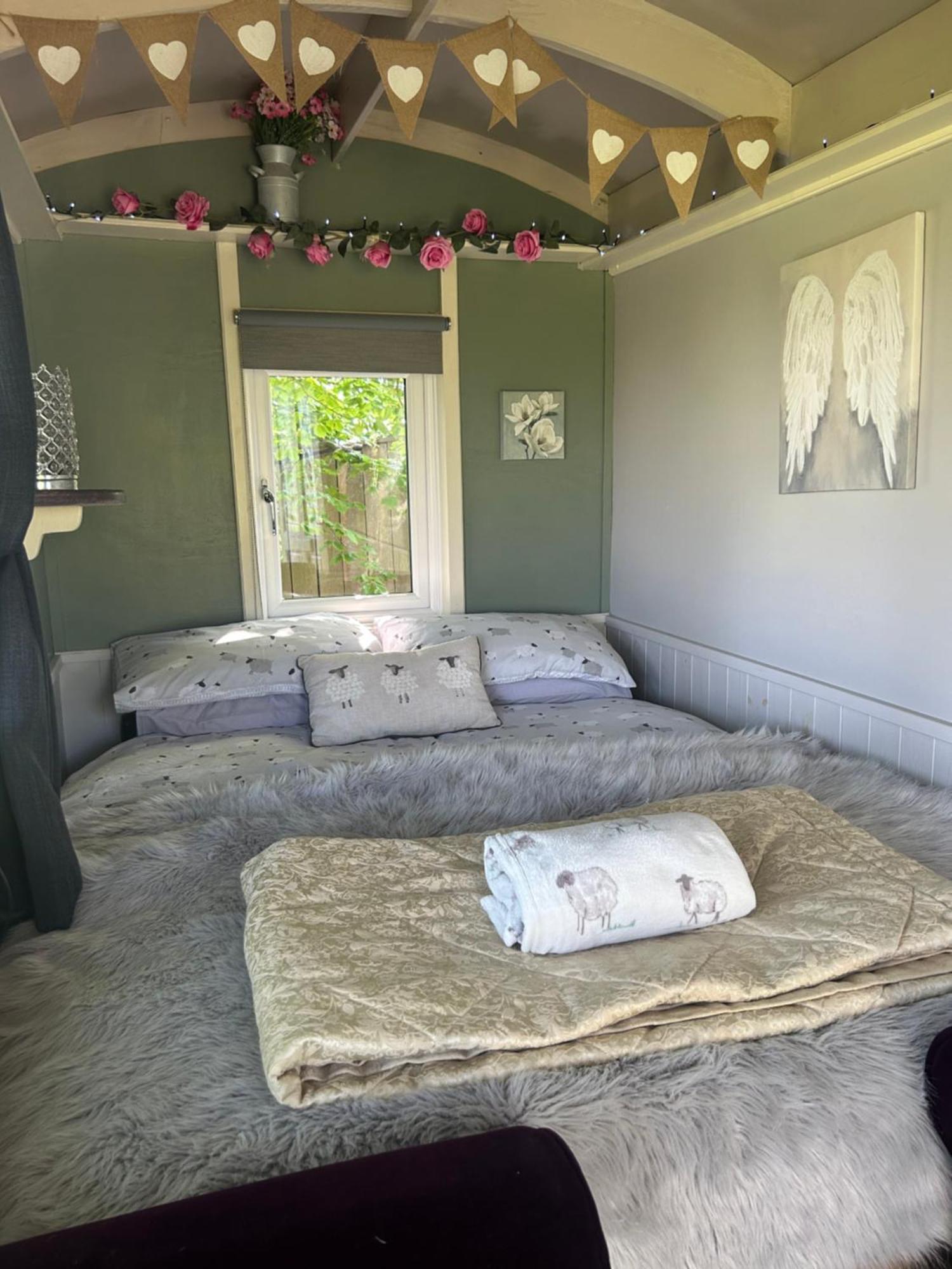 Rhodes To Serenity - Waterfall Shepherds Hut Cauldon Zewnętrze zdjęcie